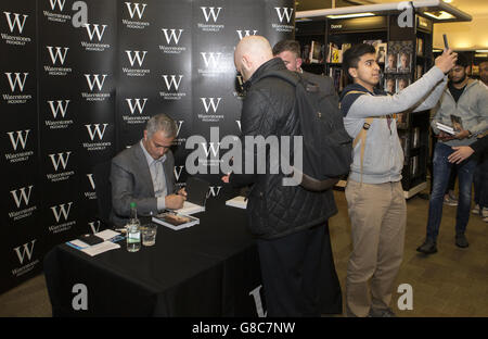 Calcio - lancio del libro di Jose Mourinho - Waterstones Piccadilly. Jose Mourinho firma libri come un ventilatore prende un selfie durante una fotocall per il suo libro 'Mourinho' a Waterstones Piccadilly, Londra. Foto Stock