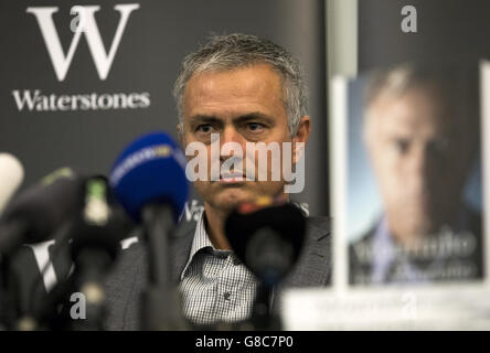 Jose Mourinho durante una fotocellula per il suo libro 'Mourinho' a Waterstones Piccadilly, Londra. Foto Stock