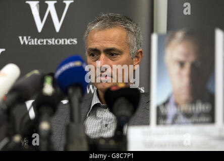 Calcio - lancio del libro di Jose Mourinho - Waterstones Piccadilly. Jose Mourinho durante una fotocall per il suo libro 'Mourinho' a Waterstones Piccadilly, Londra. Foto Stock