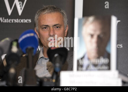 Jose Mourinho durante una fotocellula per il suo libro 'Mourinho' a Waterstones Piccadilly, Londra. Foto Stock