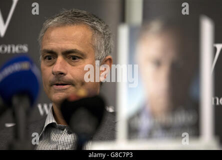 Jose Mourinho durante una fotocellula per il suo libro 'Mourinho' a Waterstones Piccadilly, Londra. Foto Stock