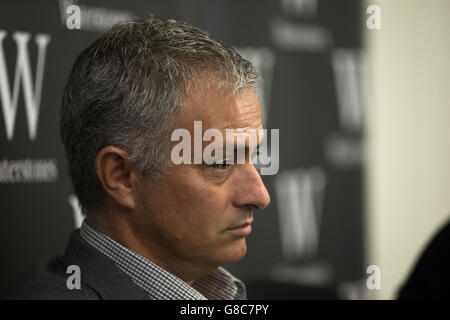 Calcio - lancio del libro di Jose Mourinho - Waterstones Piccadilly. Jose Mourinho durante una fotocall per il suo libro 'Mourinho' a Waterstones Piccadilly, Londra. Foto Stock