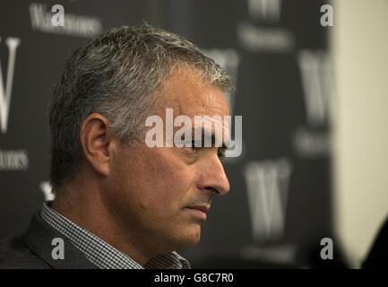 Jose Mourinho durante una fotocellula per il suo libro 'Mourinho' a Waterstones Piccadilly, Londra. Foto Stock