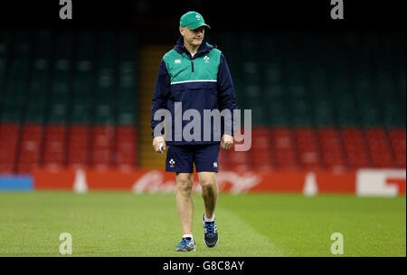 Rugby Union - Coppa del mondo di Rugby 2015 - Irlanda Captain's Run - Millennium Stadium. L'Irlanda è a capo del pullman Joe Schmidt durante il Captain's Run al Millennium Stadium di Cardiff. Foto Stock