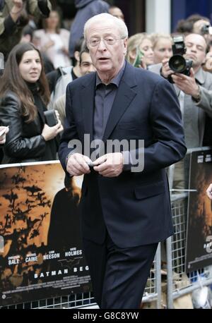 Prima europea - inizia Batman - Piazza Odeon Leicester. Sir Michael Caine. Foto Stock