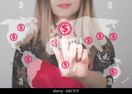 Donna premendo il pulsante con il dollaro valuta Mappa web icon. business, tecnologia e concetto di internet Foto Stock