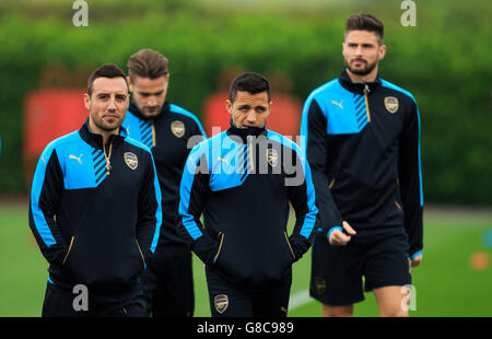 Alexis Sanchez (centro) dell'Arsenal, insieme ai compagni di squadra Santi Cazorla (a sinistra) e Olivier Giroud (a destra) durante la sessione di allenamento presso il London Colney Training Ground, Hertfordshire. Foto Stock