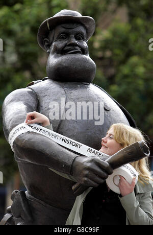 Margaret Ann McShane della Scottish Catholic International Aid Fund (S.C.I.A.F.) dà al personaggio della striscia Desperate Dan's statue una band bianca make Poverty History. Foto Stock