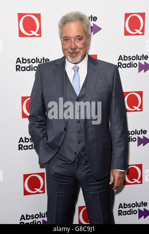 Sir Tom Jones nella sala stampa al Q Awards 2015 tenutosi presso il Grosvenor House Hotel a Park Lane, Londra. PREMERE ASSOCIAZIONE foto. Data foto: Lunedì 19 ottobre 2015. Vedere la storia di PA: SHOWBIZ QAwards. Il credito fotografico deve essere: Matt Crossick/PA Wire Foto Stock