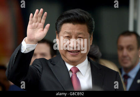 Il presidente cinese Xi Jinping ondeggia verso i wishers a seguito di una visita all'Imperial College di Londra durante la visita di Stato del presidente cinese. Foto Stock