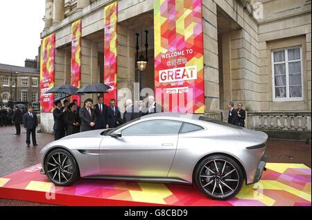 Il Duca di Cambridge (centro a sinistra), il presidente cinese Xi Jinping (centro seconda a sinistra) e sua moglie Peng Liyuan (quinta a sinistra) si vedono una macchina sportiva Aston Martin DB10 quando arrivano alla Lancaster House di Londra. Foto Stock