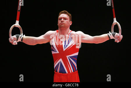 Daniel Purvis della Gran Bretagna compete sugli anelli still durante il terzo giorno dei Campionati Mondiali di ginnastica 2015 al SSE Hydro, Glasgow. Foto Stock