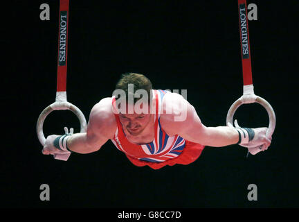 Daniel Purvis della Gran Bretagna compete sugli anelli still durante il terzo giorno dei Campionati Mondiali di ginnastica 2015 al SSE Hydro, Glasgow. Foto Stock