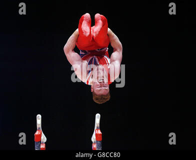 Daniel Purvis della Gran Bretagna compete sulle barre parallele durante il terzo giorno dei Campionati Mondiali di ginnastica 2015 al SSE Hydro, Glasgow. Foto Stock