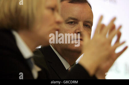 Il ministro della Giustizia Cathy Jamieson MSP, con il capo sovrintendente detective Stephen Ward dell'Agenzia scozzese per l'applicazione delle droghe. Foto Stock