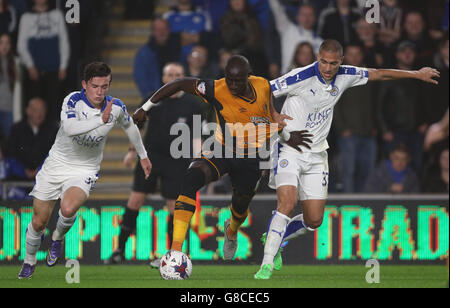 Mohamed DIAME (centro) di Hull City batte per la palla con Gokhan Inler (a destra) di Leicester City e Benjamin Chilwell durante la Capital One Cup, partita del quarto turno al KC Stadium di Hull. Foto Stock