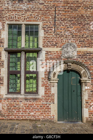 Porta e finestra nel vecchio quartiere Begijnhof a Leuven, in Belgio Foto Stock