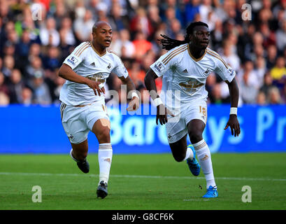 Andre Ayew e Bafetimbi Gomis di Swansea City (a destra) durante la partita della Barclays Premier League al Liberty Stadium di Swansea. Foto Stock