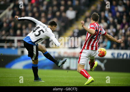 L'Aleksandar Mitrovic (a sinistra) di Newcastle United ha girato durante la partita della Barclays Premier League a St James' Park, Newcastle. Foto Stock