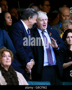 Sindaco di Londra Boris Johnson (a destra) negli stand durante la finale della Coppa del mondo di Rugby a Twickenham, Londra. Foto Stock