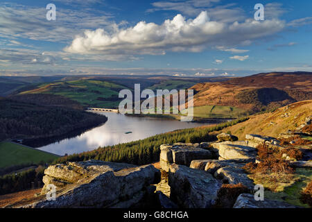 Regno Unito, Derbyshire, Peak District, lago artificiale Ladybower da Bamford Edge. Foto Stock