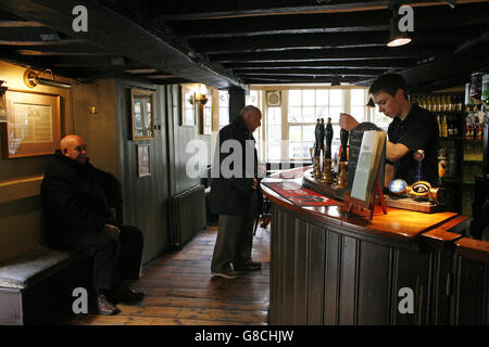 Oxford pub. Il turf Taverna è un palazzo del XIV secolo pub appoggiata in battuta contro uno dei pochi restanti bit della parete della città. Foto Stock