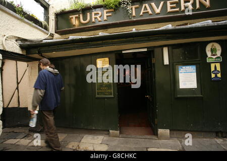 Oxford pub. Il turf Taverna è un palazzo del XIV secolo pub appoggiata in battuta contro uno dei pochi restanti bit della parete della città. Foto Stock