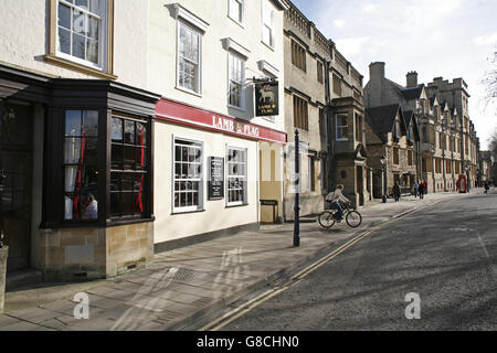 L Agnello e bandiera su St. Giles, il pub favorito da Graham Greene, è di proprietà di St. John's College Foto Stock