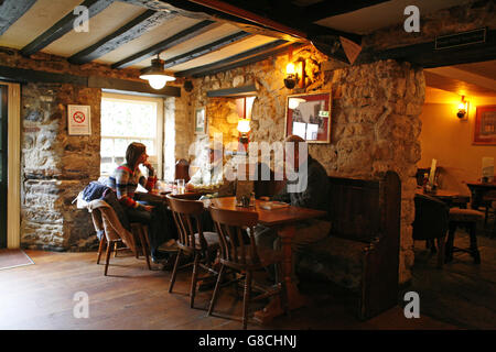 Oxford pub. Il turf Taverna è un palazzo del XIV secolo pub appoggiata in battuta contro uno dei pochi restanti bit della parete della città. Foto Stock