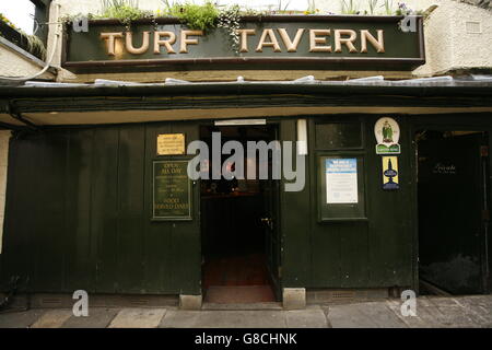 Oxford pub. Il turf Taverna è un palazzo del XIV secolo pub appoggiata in battuta contro uno dei pochi restanti bit della parete della città. Foto Stock