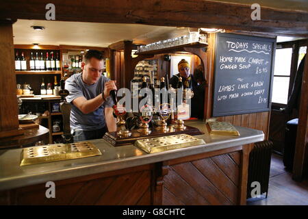 Oxford pub. L'Orso sostiene di essere il più antico pub in Oxford costruito nel 1242 con solo 2 camere piccole coperte di legami e di un accogliente Foto Stock