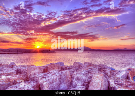 Purpureo tramonto nel porto di Alghero, Sardegna. hdr tone mapping. Foto Stock