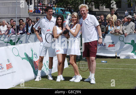 (Sinistra-destra) britannico n.1 Tim Henman, Accotes Laila Rouass, Zoe Lucker e 3 volte campione di Wimbledon Boris Becker durante una partita doppia mista celebrità, per celebrare le finali di Ariel Tennis Ace, la più grande ricerca britannica di giovani talenti di tennis, che si tiene a Trafalgar Square, nel centro di Londra. Foto Stock