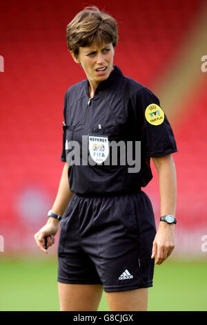 Calcio - UEFA European Women's Championship 2005 - Gruppo A - Svezia / Danimarca - Bloomfield Road. Kari Seitz, arbitro Foto Stock