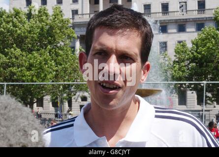 Inglese No.1 Tim Henman durante una festa mista raddoppia, per celebrare le finali di Ariel Tennis Ace, la più grande ricerca britannica di giovani talenti del tennis, che si tiene a Trafalgar Square, nel centro di Londra. Foto Stock