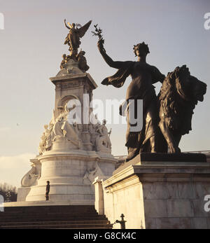 London Scenes - Victoria Memorial - The Mall. Il Victoria Memorial, sul Mall, fuori da Buckingham Palace. Foto Stock