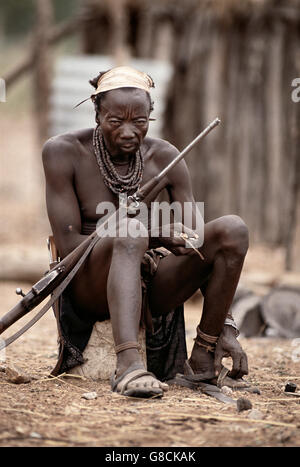 Senior Himba l uomo con la pistola, Namibia, Art. Foto Stock