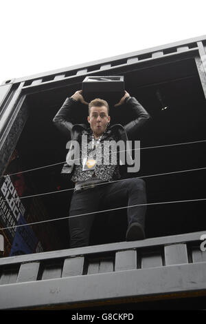 Danny Jones di McFly lancia una TV da una prima finestra di storia alla Truman Brewery di Londra durante il lancio di Guitar Hero Live. Foto Stock