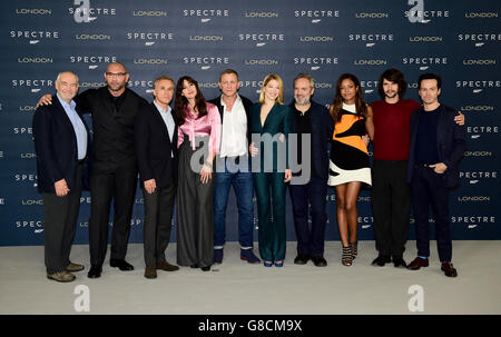 (Da sinistra a destra) Michael G. Wilson, Dave Bautista, Christoph Waltz, Monica Bellucci, Daniel Craig, Lea, Seydoux, Sam Mendes, Naomie Harris, ben Whishaw e Andrew Scott che frequentano la fotocall Spectre, che si è tenuta presso la sala da ballo Corinthia Hotel, Whitehall Pl, Londra. PREMERE ASSOCIAZIONE foto. Guarda la storia di PA SHOWBIZ Bond. Data foto: Giovedì 22 ottobre 2015. Il credito fotografico deve essere: Ian West/PA Wire Foto Stock