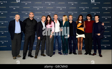 (Da sinistra a destra) Michael G. Wilson, Dave Bautista, Christoph Waltz, Monica Bellucci, Daniel Craig, Lea, Seydoux, Sam Mendes, Naomie Harris, ben Whishaw e Andrew Scott che frequentano la fotocall Spectre, che si è tenuta presso la sala da ballo Corinthia Hotel, Whitehall Pl, Londra. PREMERE ASSOCIAZIONE foto. Guarda la storia di PA SHOWBIZ Bond. Data foto: Giovedì 22 ottobre 2015. Il credito fotografico deve essere: Ian West/PA Wire Foto Stock