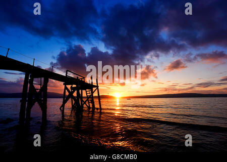 Tramonto a Holywood su Belfast Lough Irlanda del Nord Foto Stock