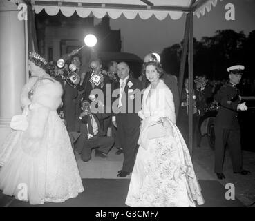 La principessa Smiling Margaret arriva all'ambasciata iraniana a Princes Gate, Kensington, Londra, per partecipare al banchetto dato alla Regina Elisabetta II e al Principe Filippo, Duca di Edimburgo dallo Scià dell'Iran, che è in visita di Stato in Gran Bretagna. Foto Stock