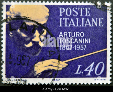 Italia - circa 1967: un timbro stampato in Italia celebra il primo centenario della morte di Arturo Toscanini la nascita, il famoso italian conduc Foto Stock