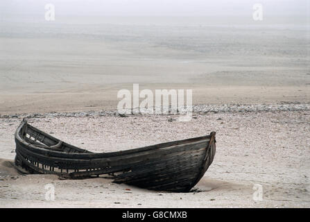 Abbandonato vecchia barca da pesca, Meob Bay, Skeleton Coast, Namibia. Foto Stock