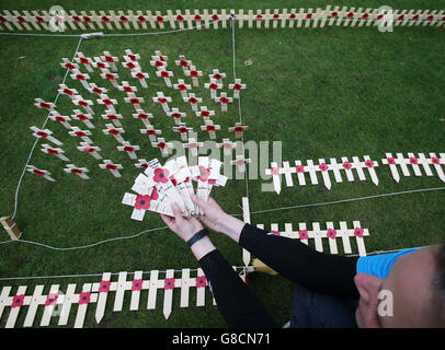 S campo di ricordo in vista dell'apertura di lunedì, Poppyscotland invita il pubblico a piantare croci sul campo durante la settimana del papavero (da lunedì), in cambio di una donazione, con l'ambizione di riempire il campo entro il giorno dell'armistizio. Foto Stock