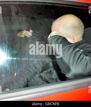 PC Christopher Guest (lato sinistro con testa esposta) e PC Cavan o'Connell (ricoperti da un cappotto nero) Della polizia delle West Midlands che è stata allontanata da un'audizione di cattiva condotta della polizia delle West Midlands a Birmingham dove ha detto che manterranno il loro lavoro dopo aver lasciato un messaggio vocale fallo-mouthed al telefono di una presunta vittima di abuso domestico, Alex Faragher. Foto Stock