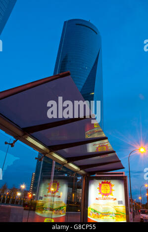 Espacio torre dalla fermata del bus, Vista notte. Madrid, Spagna. Foto Stock