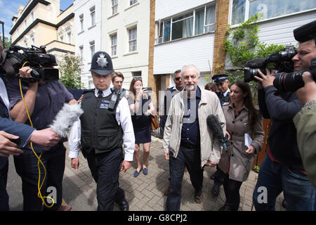 Jeremy Corbyn, leader del partito laburista nel Regno Unito lascia la sua casa mentre Cabinet Shadow membri di partito domanda le sue dimissioni, Londra Foto Stock