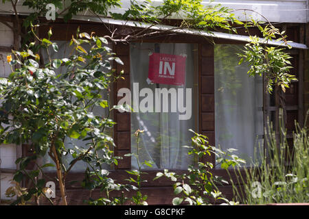 " IN " segno di finestra a Jeremy Corbyn, leader del partito laburista home mentre Cabinet Shadow membri di partito domanda le sue dimissioni Foto Stock