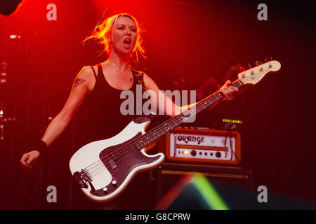 Julia Ruzicka, bassista per il futuro della sinistra, alla sala da ballo elettrico, Londra. Xxi Aprile 2016. Foto Stock